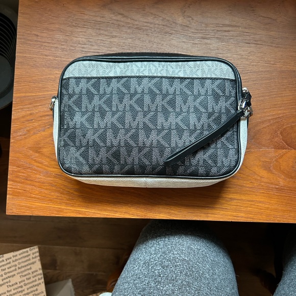 Michael Kors Jet Set Signature Messenger Crossbody - Picture 4 of 6